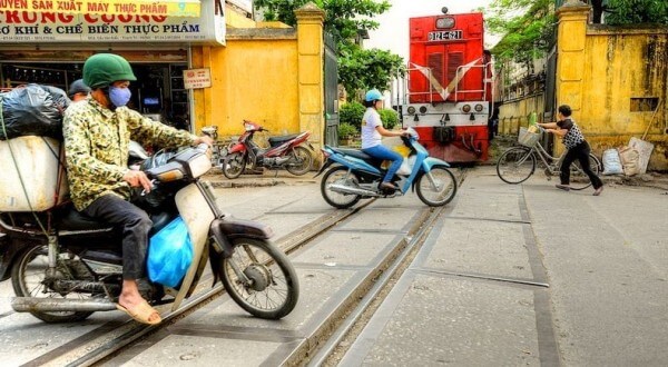 Le passage insolite d’un train en plein cœur d’Hanoi